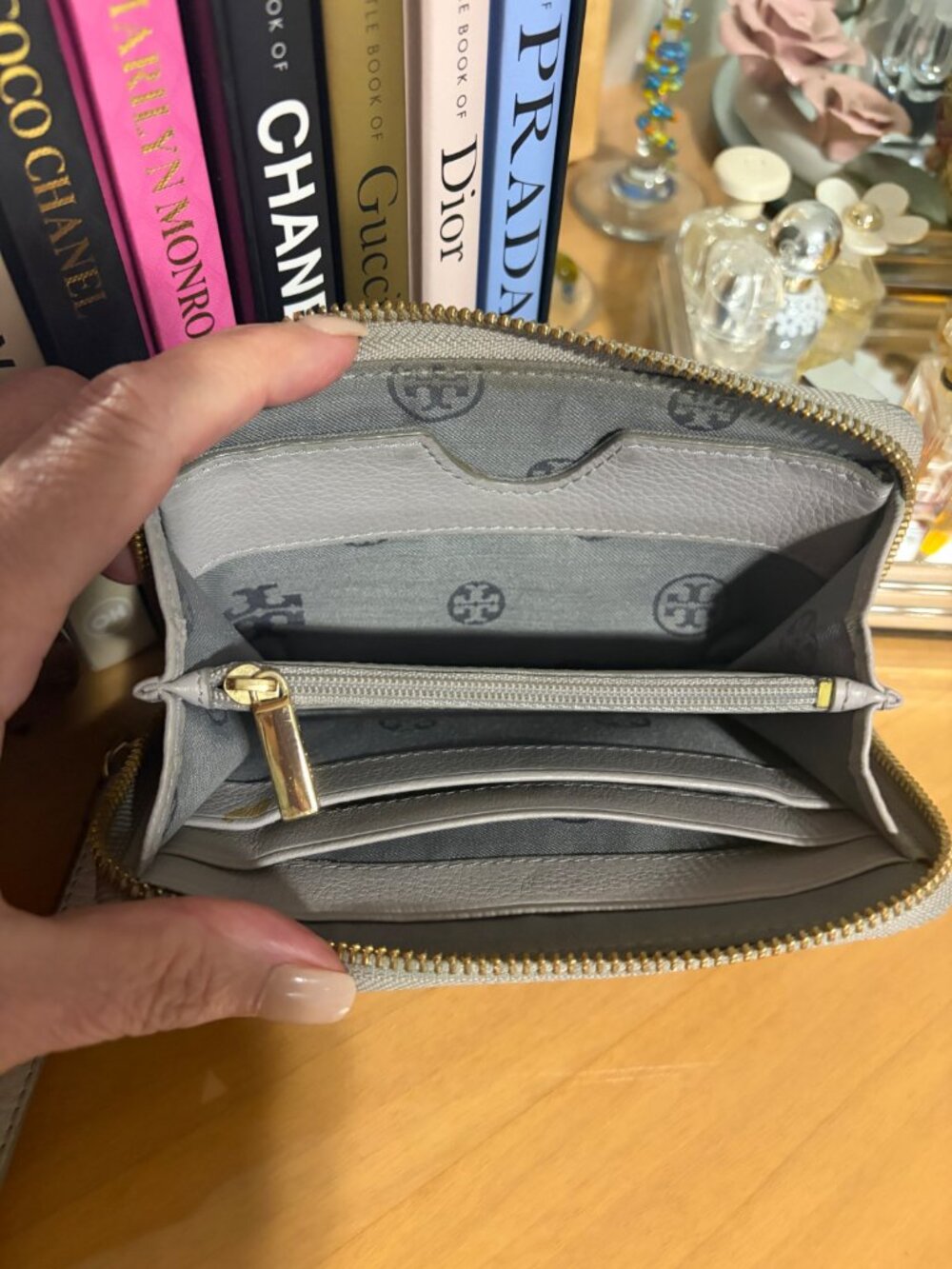 TORY BURCH AMANDA WALLET WRISTLET IN GRAY LEATHER - Picture 4 of 7